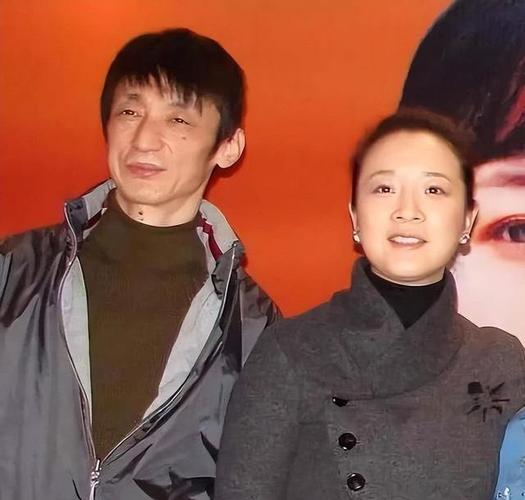 她是国家一级女演员，多次给丈夫戴绿帽，重病丈夫坐轮椅也不离婚