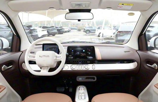 长安Lumin五门版现身：加长222mm，后排终于不用“钻”了