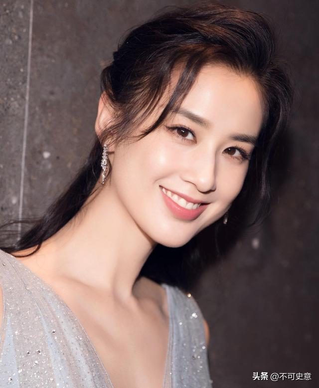 赵本山巅峰时期有多牛？怀抱美人都不算，还有女星当众下跪拜师