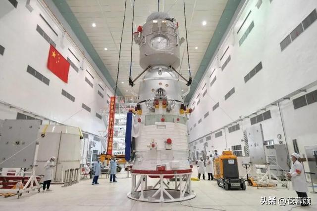 神舟二十飞船遭撞击，罪魁祸首是谁？航天员如何平安回地球？