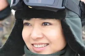 央视《军事报道》4大美女：全国唯1穿军装的主持人，最高中校军衔图片