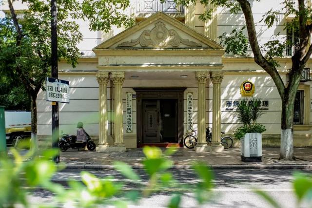 不走寻常路的国际化县城，关心一日三餐，更关心咖啡和汇率