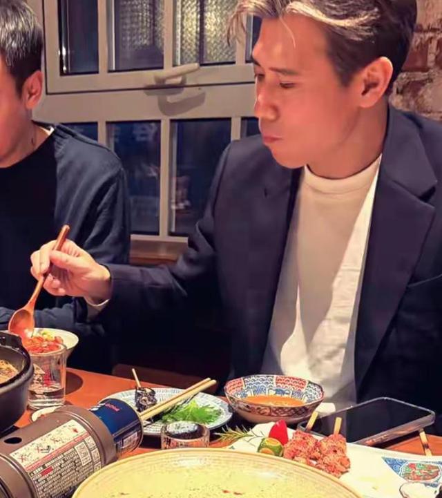 辛柏青状态不对劲了！丧妻后首露正脸，眼神空洞，憔悴到不敢认