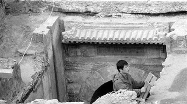 北京出土李莲英墓穴，报废3把铁锤才敲开，开棺后令专家背后发凉