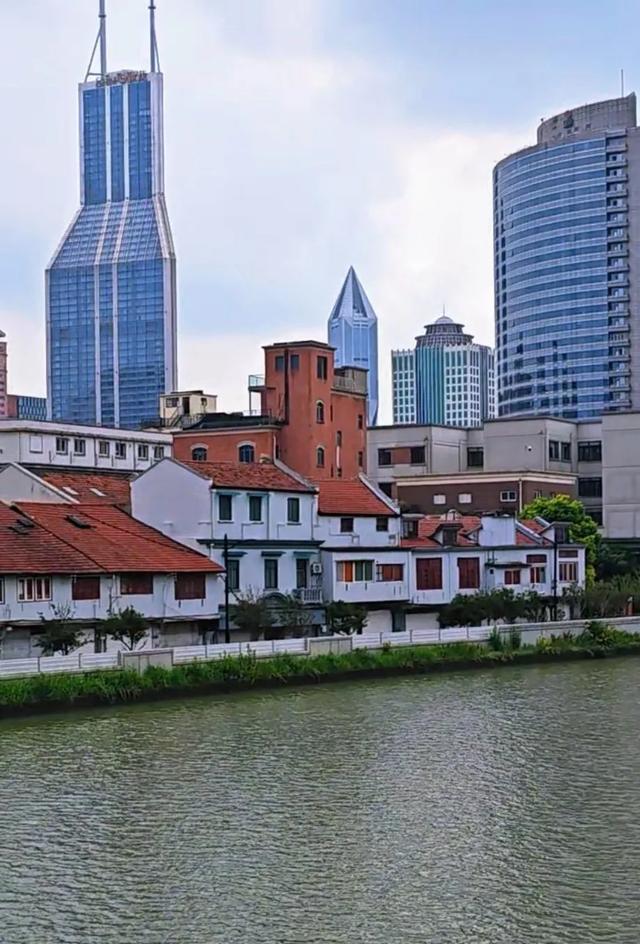 来上海就不可错过苏州河，这里的风景极具大上海味道，来看看！