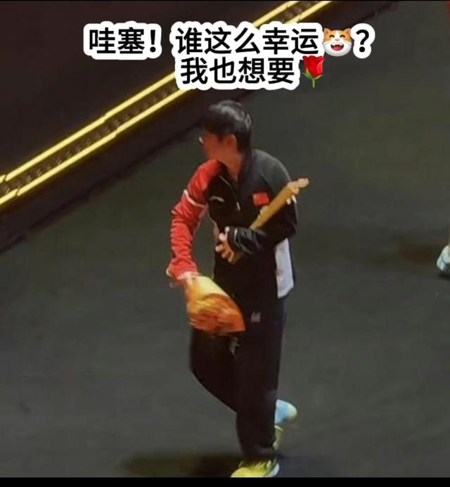 孙颖莎领奖时刻逗乐子喽 同曼昱抢握手位 想不到此举动 球迷齐欢呼