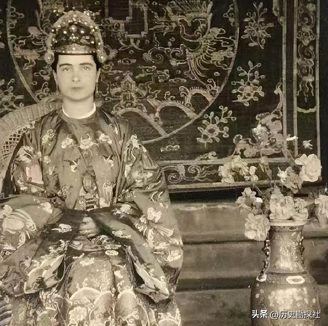 晚清老照片：女子躺洋人怀里抽大烟，男子带八位老婆逛街