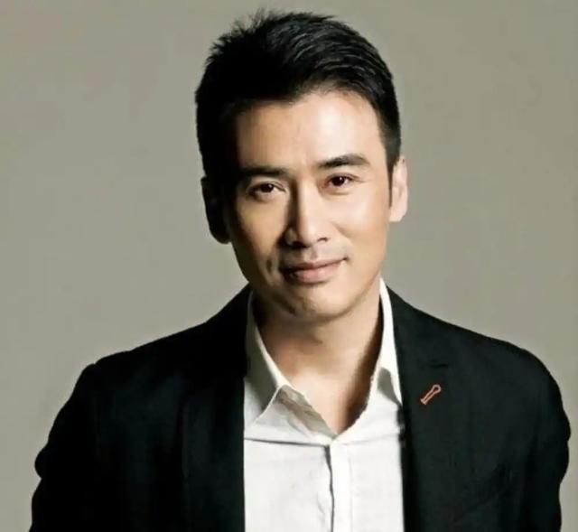 至今未婚未育，身边却有男人陪了近20年！54岁的她才是人间通透