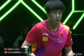 3-0横扫晋级！王楚钦被“偷袭”一球，罗马尼亚选手得意的笑了笑图片