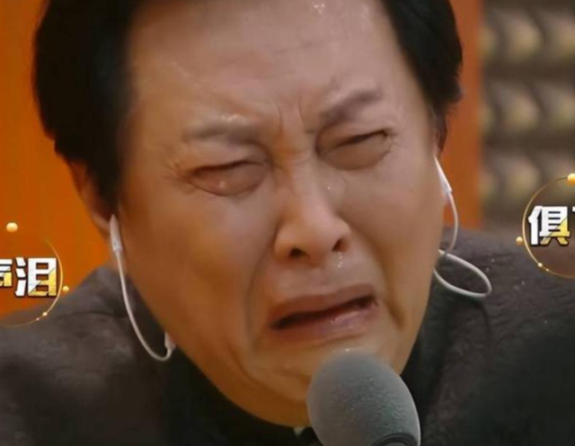 唐国强现场观看阅兵，观礼台上笑容满面，评论区恶心的一幕出现了