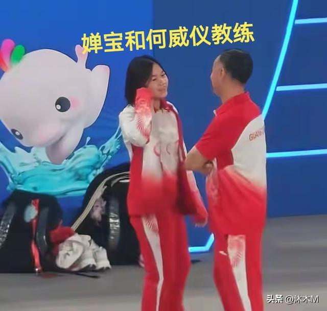 全红婵复出夺冠在领奖台的反应让人心酸，哥哥、师母、陈练都到齐