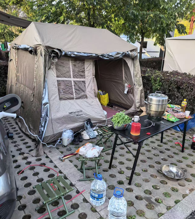 00后不订酒店住帐篷，一个个帐篷传出笑声，民宿老板急哭：太难了
