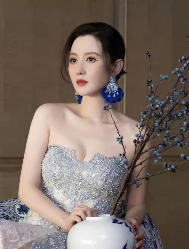 张萌 ，胸腰比太逆天了，抹胸造型性感妖娆，网友：太火辣了！