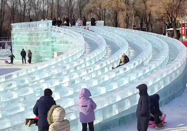 平房区“幸福童年大滑梯”免费开放