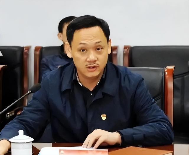举重冠军占旭刚：退役娶貌美娇妻，带出奥运冠军徒弟，现官至副厅