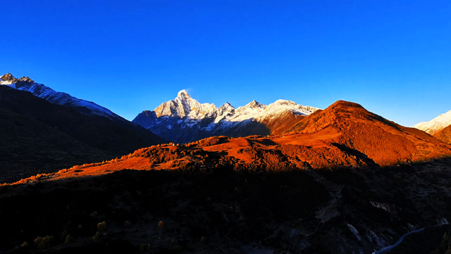 四姑娘山的一天，是光影的诗篇