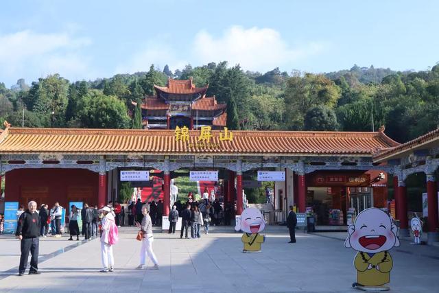 登上1999级台阶，触摸最大的弥勒佛像，百年古寺锦屏山