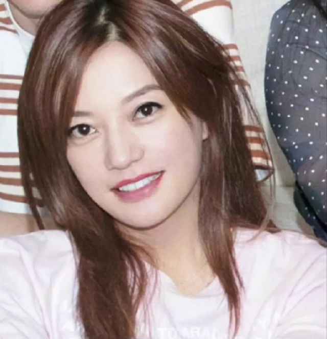 封杀4年后，49岁赵薇又有消息，因胃癌去世传闻 5个月前就真相大白