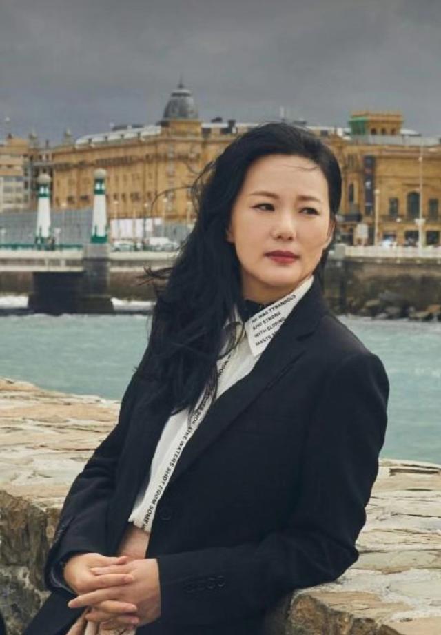 她陪伴陈道明8年，2亿身价不求名分，转身嫁王菲初恋成人生赢家