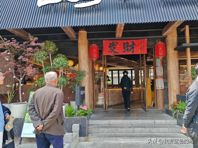 参观临沂市沂州里。城市里就应该多一些这样让市民吃喝玩耍之地