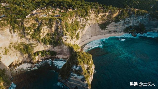 巴厘岛度假村——来自被海洋生物启示的大型竹屋顶