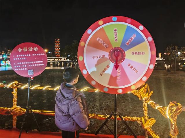 美！龙江灯组“一江两塔”已就位！