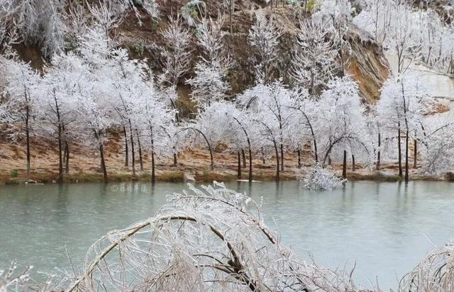 美如仙境！韶关这个地方迎来今年首场冰挂雾凇景观，秋冬来旅行，赏雪泡泉看红枫为你安排好了