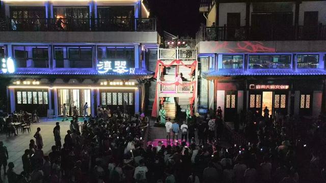 衡阳市雁峰区七夕活动丰富多彩，文艺展演与情歌演唱引人注目