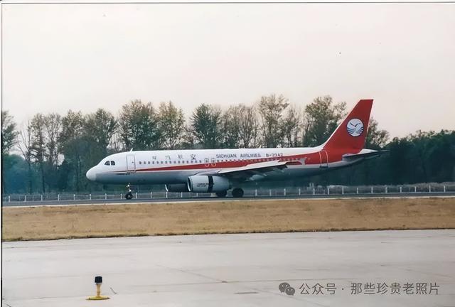 2002年，北京首都机场的飞机