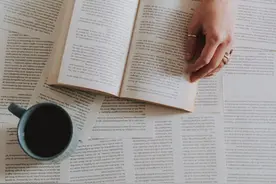 女人分手后，不删除，也不联系你，其实用意很明显：2个字图片