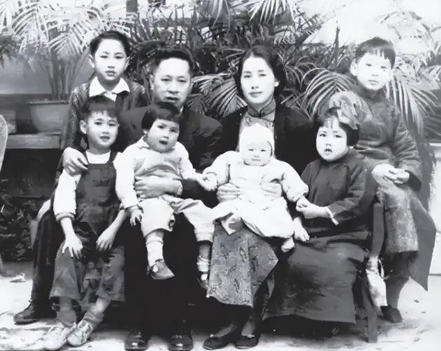 李鹏总理儿媳罕见留影，五官端正长相大气，爷爷功勋卓著比肩元帅