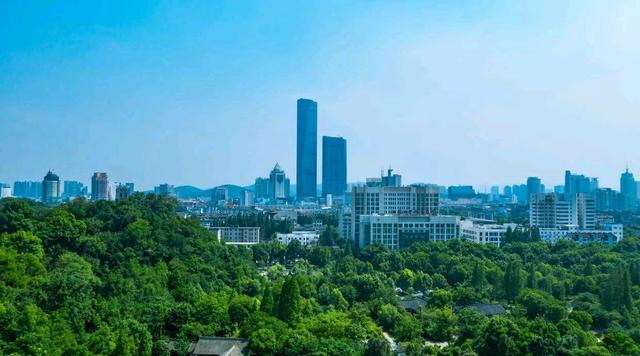 江苏人口最少地级市，GDP比泰州低，面积比南京小，人口不足350万