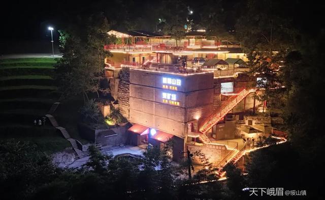 峨眉云深处 堪比阿勒泰