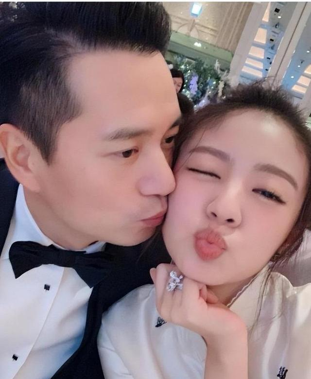 44岁安以轩带儿女聚餐，老公被抓3年后，她满脸皱纹老到认不出
