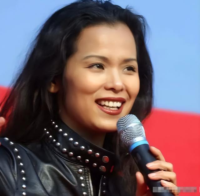 脊柱断裂	、前夫已死，63岁的"亚洲天后"韦唯，已然走上了另一条路