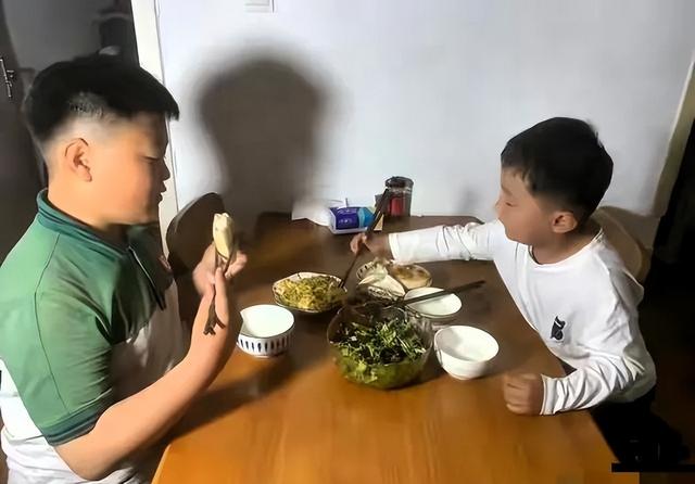 青岛母子3人晚餐，晒圈火了，网友：太寒碜了，猪看了都摇头！