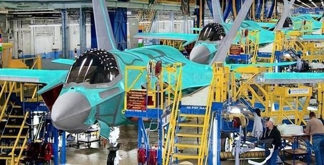 出大事！美国亮杀手锏：F-35搭载核弹起飞，毒刀已伸到中俄脖子下