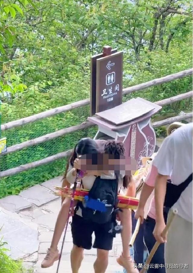 峨眉山陪爬“公主抱”引争议，安全守护还是越界触碰？