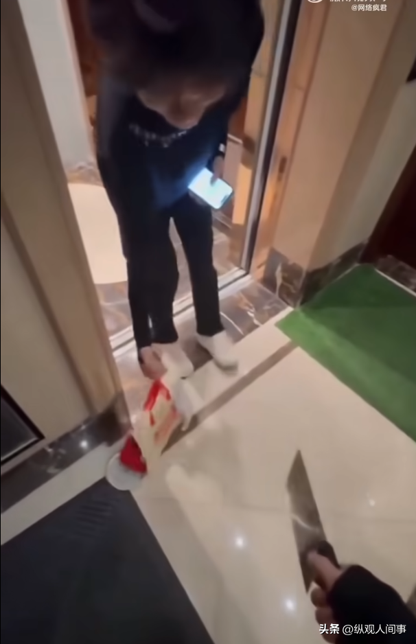 热搜离谱的“女子提刀等外卖”事件：病态垃圾人，正在祸害正常人