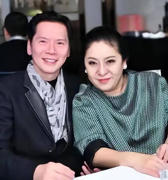 窦骁不忍了！何超莲4字回应婚变成笑话？向太怂了，连夜删文表态