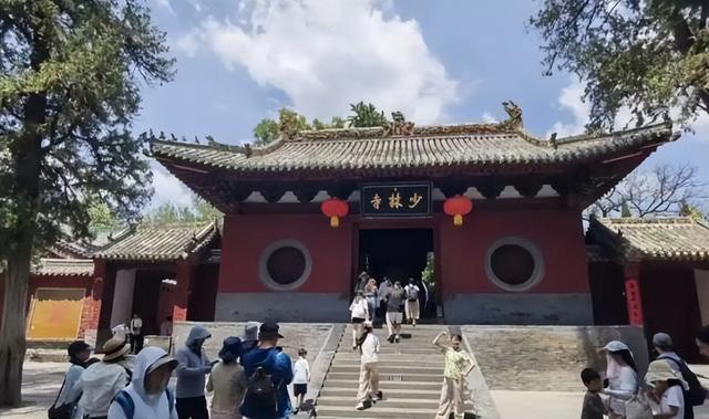 拔萝卜带泥！释永信被抓六天后，释小龙父亲出事，过往黑史全被扒