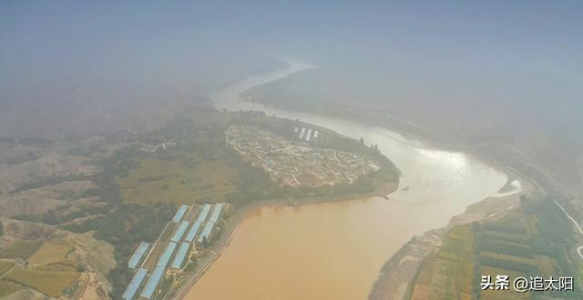 色彩斑斓的秋日黄河景泰五佛盆地