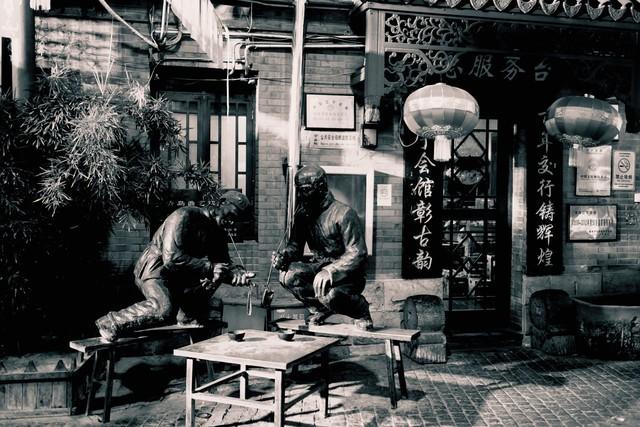 99年网吧通宵，邻座的女孩靠我肩上睡着了，呼吸都喷在我脖子上