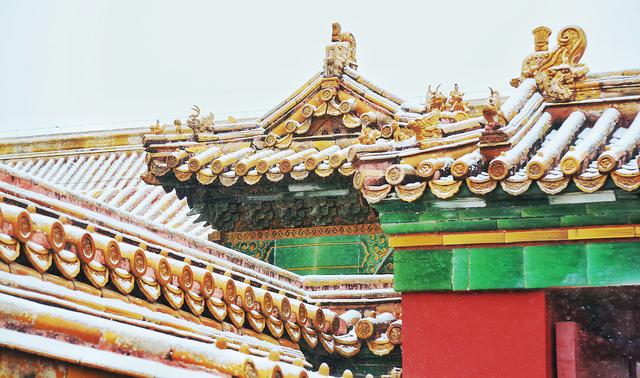 京城初雪拂过紫禁城的每一个角落 故宫红墙金瓦变身童话仙境