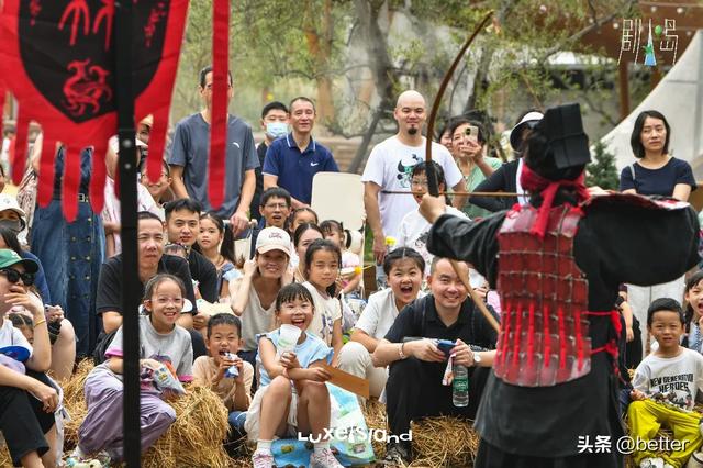 国庆长假万余名游客涌入武汉麓客岛，在自然剧场里过了把“戏瘾”