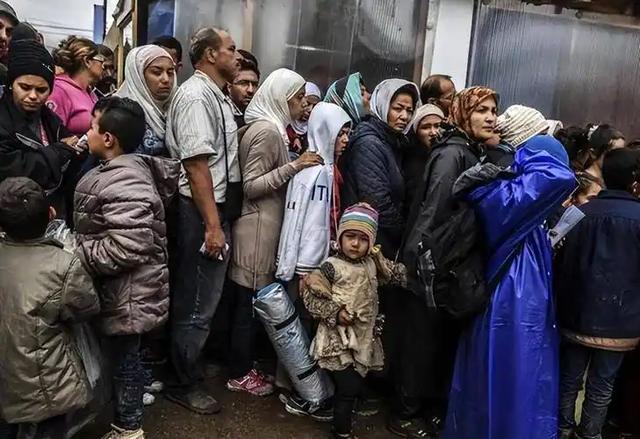 态度突变?西方从热情拥抱到冷脸驱逐!乌克兰难民无处可逃!