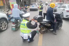 “亮尾行动”守护出行，武汉江夏交警为电动自行车贴上“安全符”图片