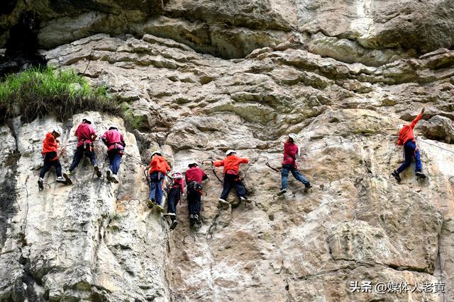 六盘水月照神雕峰吸引全国夏令营学生“清凉凌空漫步”打卡体验
