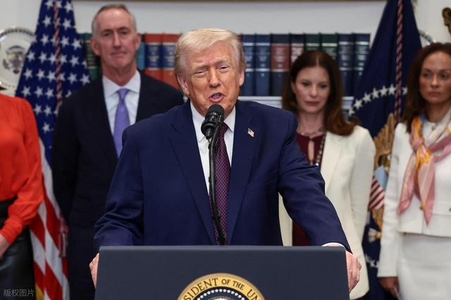 出大事了！菲律宾跟风亲美，国内民众齐声抗议，小马科斯兜不住了