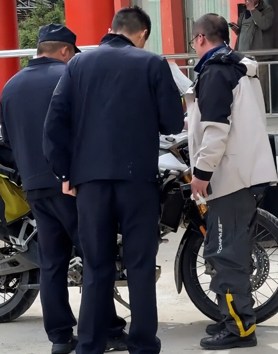 东北大妈进藏旅游，私自骑路边价值20万摩托，翻车后逃逸 拉黑车主